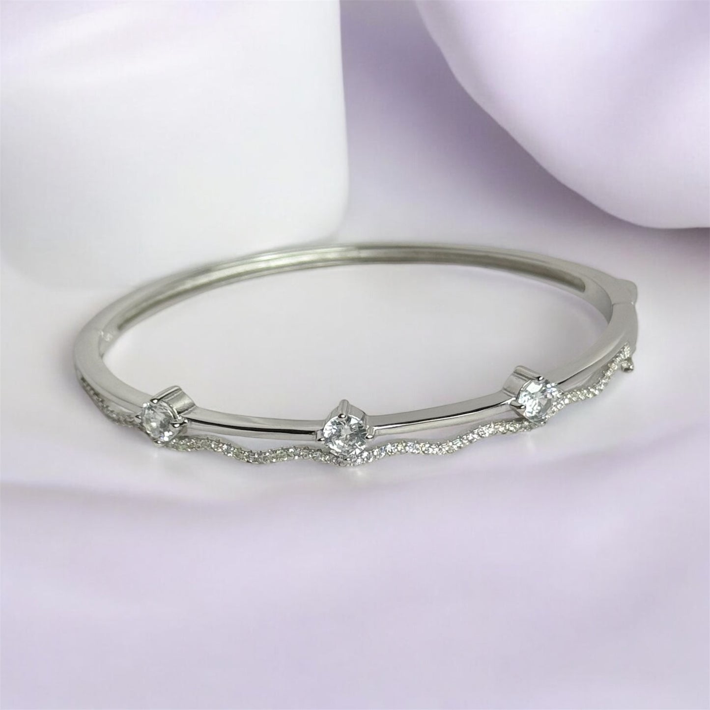Three stone solitaire kada